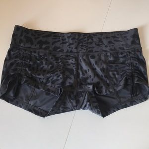 Lululemon Cinched side boogie hot short animal